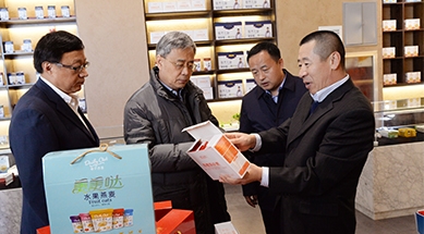 中國(guó)人民銀行黨委書記、中國(guó)銀保監(jiān)會(huì)主席郭樹清蒞臨公司調(diào)研產(chǎn)業(yè)化扶貧工作